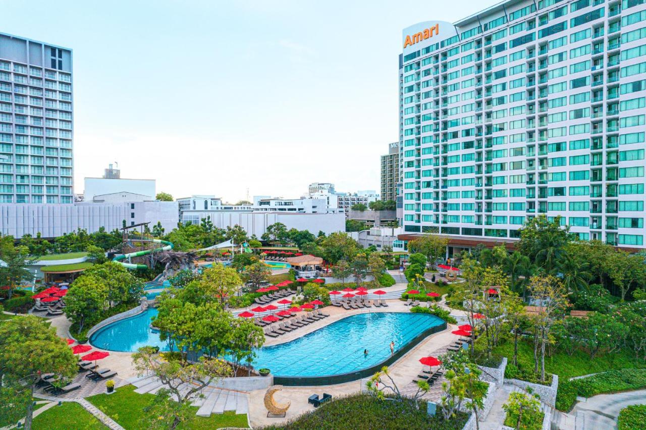 Amari Pattaya Hotel Ngoại thất bức ảnh A view of the pool at the hotel