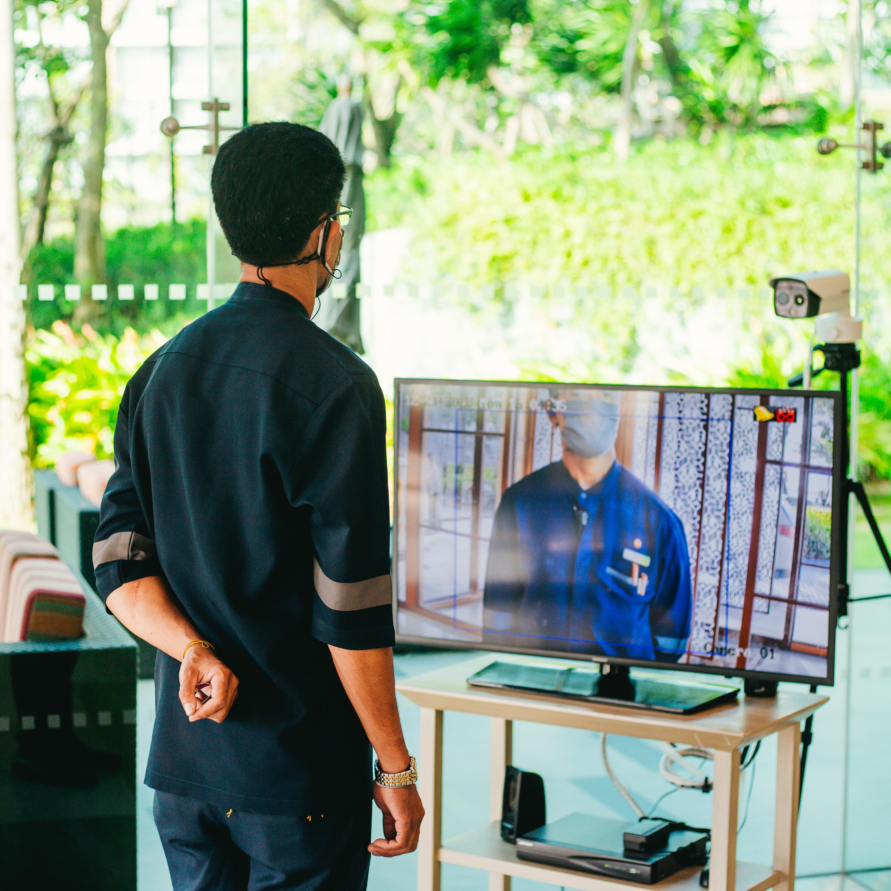 Amari Pattaya Hotel Nội địa bức ảnh A medical professional wearing a medical mask and using a telemedicine system