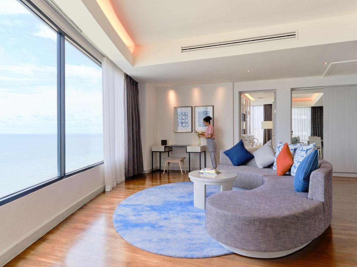 Amari Pattaya Hotel Ngoại thất bức ảnh A suite at the hotel