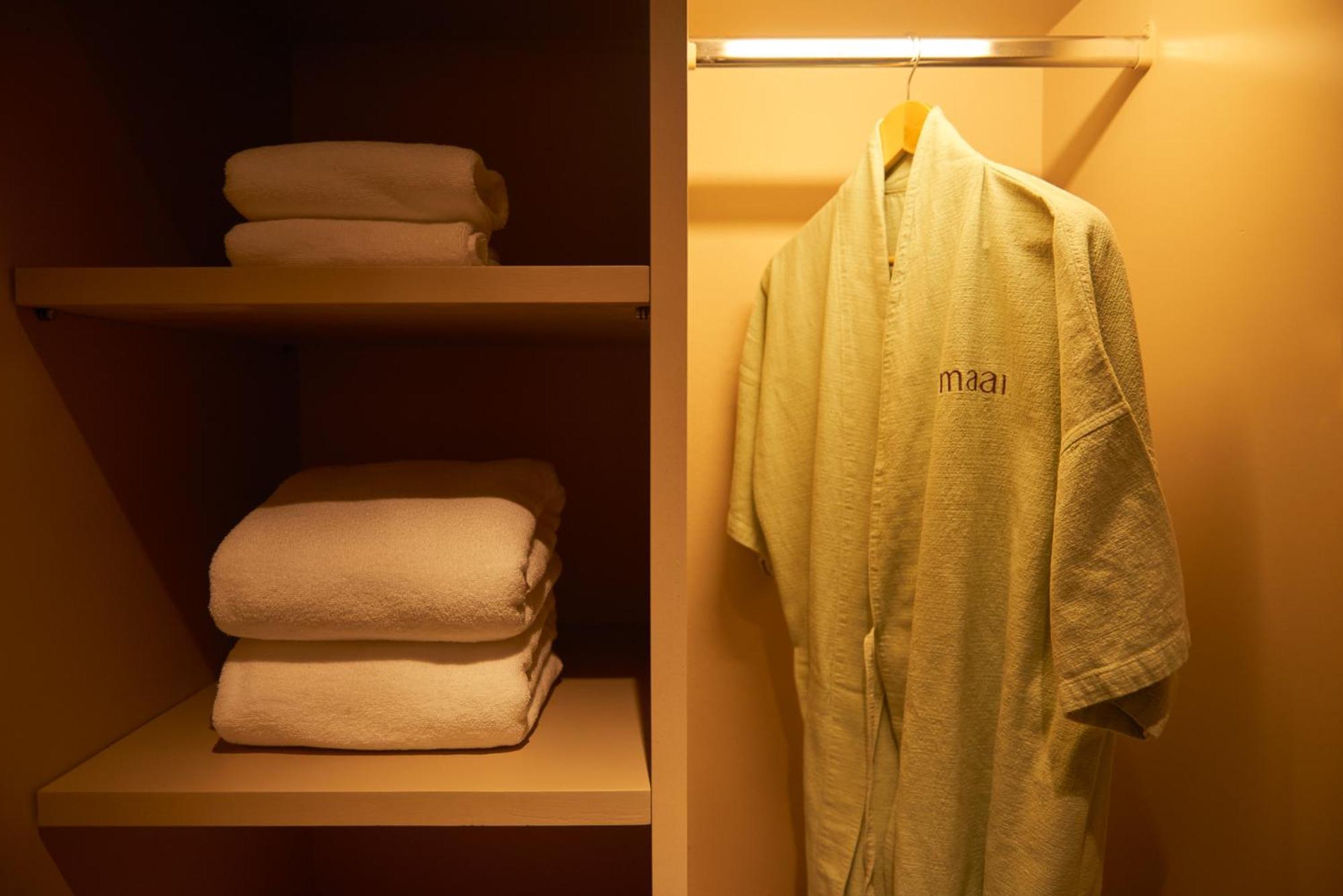 Amari Pattaya Hotel Ngoại thất bức ảnh A bathrobe and towels in a closet